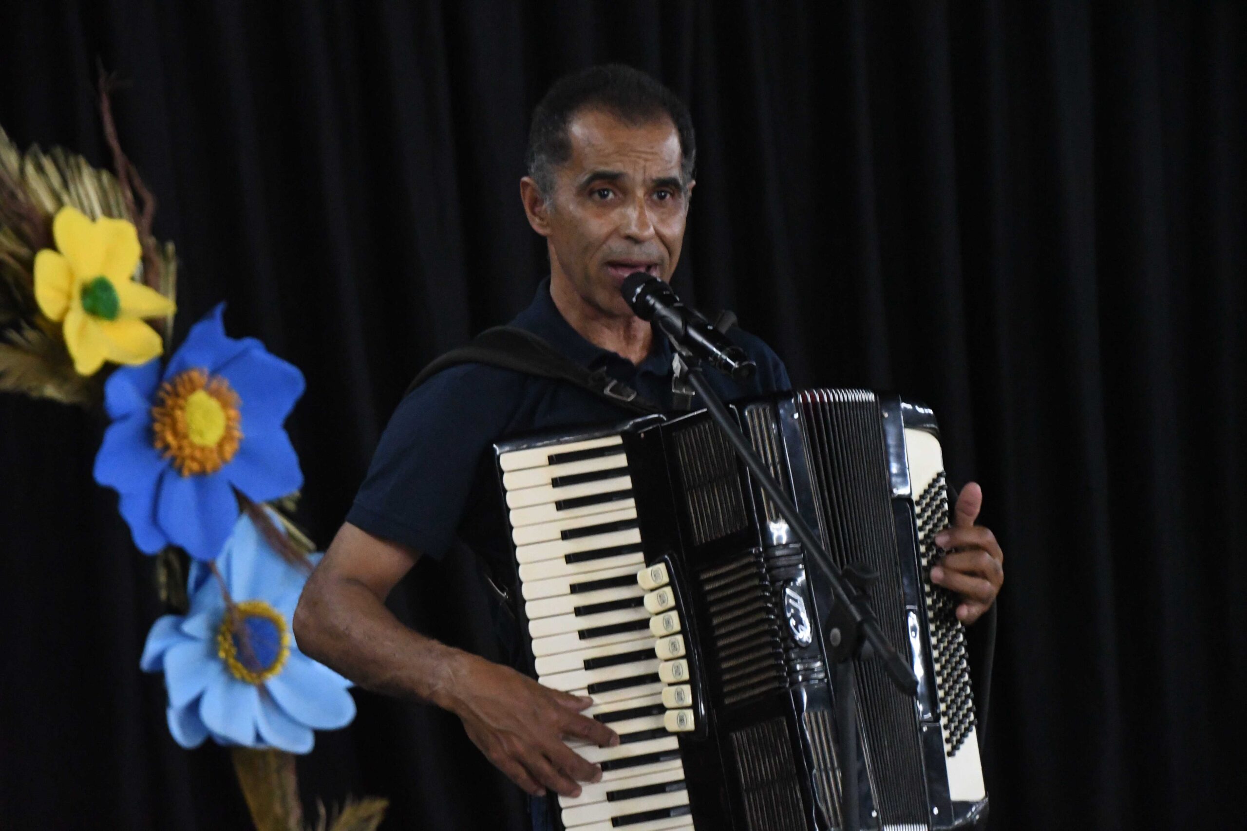 Sanfoneiro toca durante a festa do Dia da Pessoa Idosa em Patrocínio
