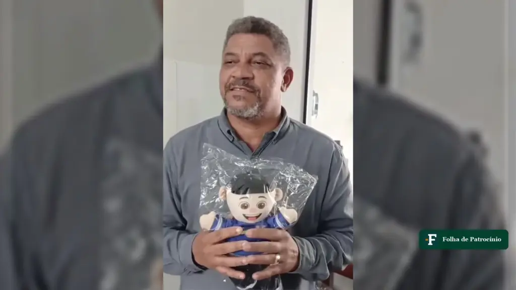 Dia do Servidor em Patrocínio: secretário Roberto Parros segura boneco de pelúcia com o uniforme azul dos agentes da SEMDES