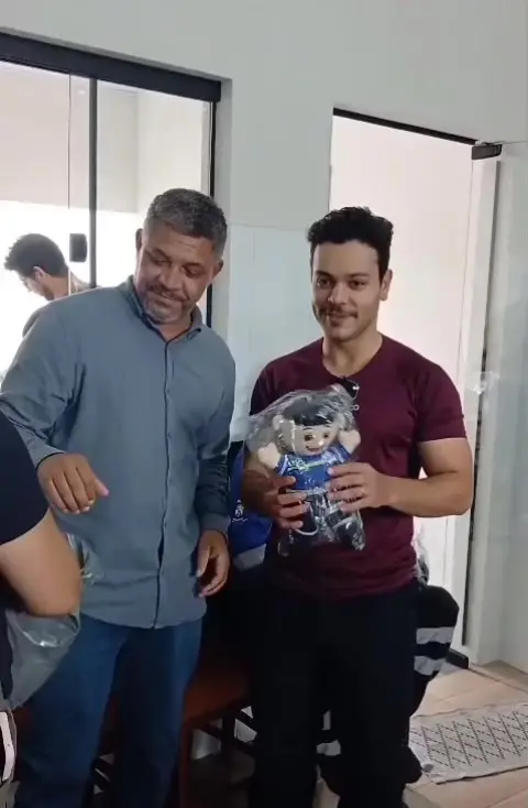 Dia do Servidor em Patrocínio: secretário Roberto Parros entrega boneco de pelúcia a servidor da SEMDES