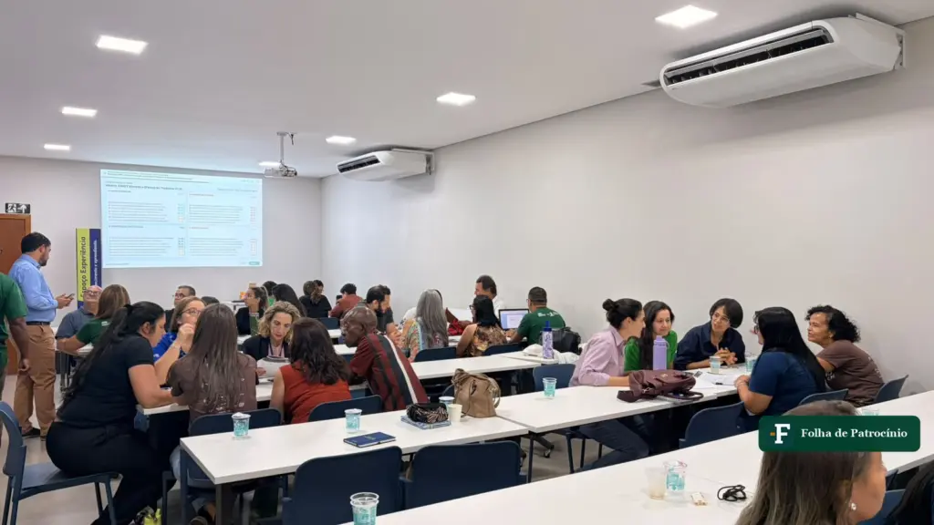 Diagnóstico do turismo: participantes trabalham em grupos na sede do Sebrae em Patrocínio, com matriz SWOT no telão