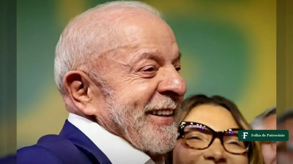 Lula sorri abraçado à primeira-dama Janja, em imagem sobre a fala de não ter dinheiro para celular