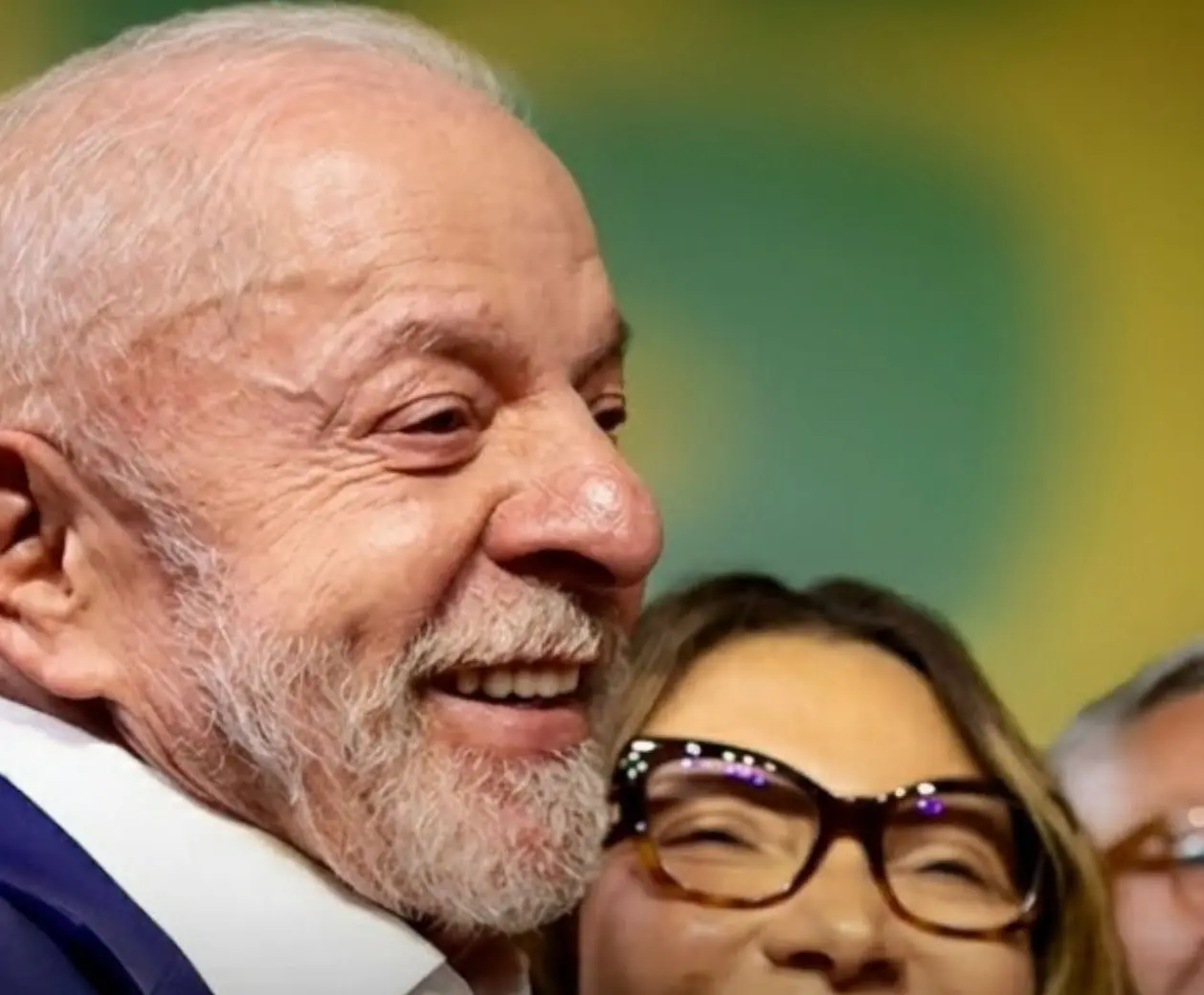Lula e Janja sorriem lado a lado em evento, contexto da fala sobre dinheiro para celular