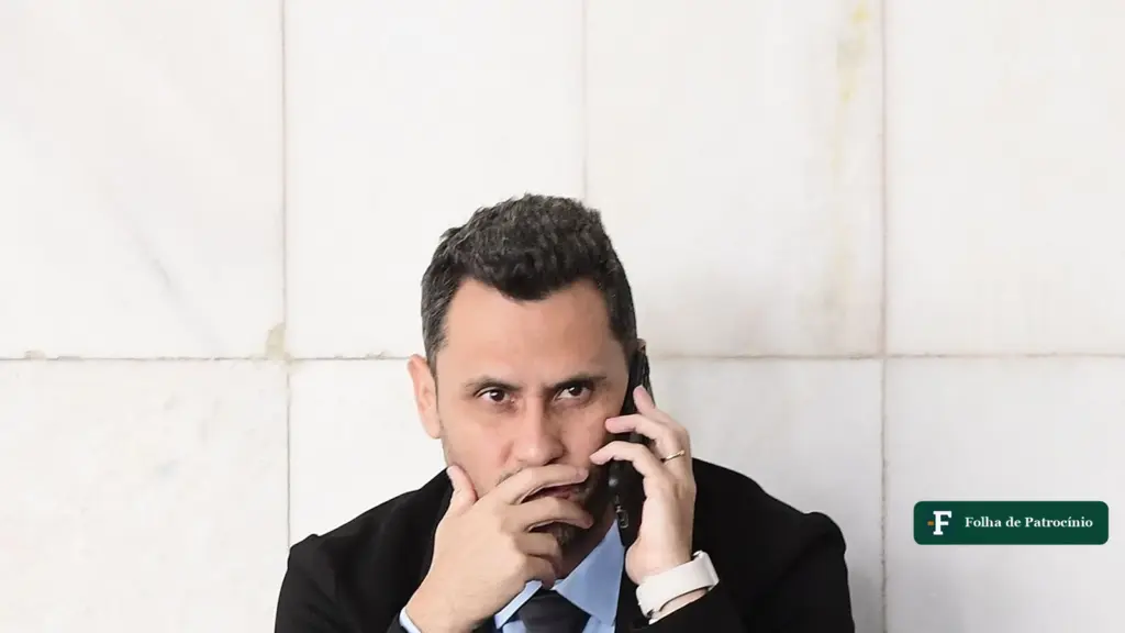 Cleitinho agachado ao telefone, em corredor do Senado, na matéria sobre a dívida de Minas