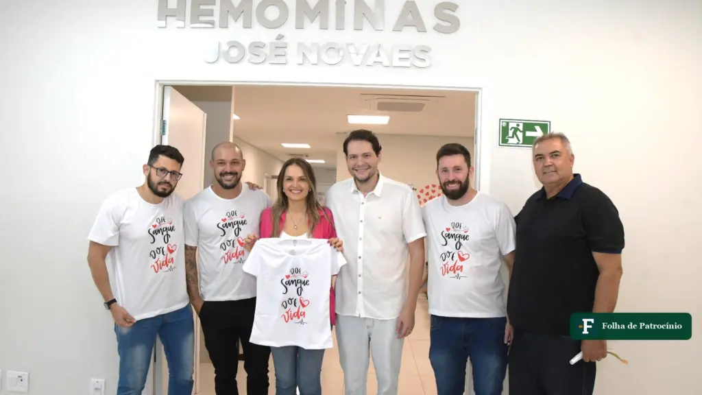 Doação de sangue: equipe e apoiadores na entrada do posto Hemominas José Novaes, em Patrocínio