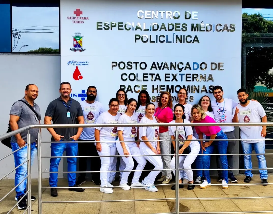 Equipe do posto de doação de sangue da Hemominas em frente à Policlínica de Patrocínio