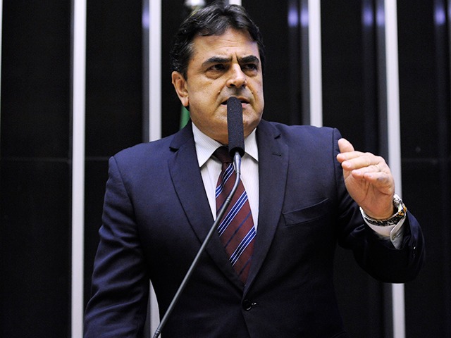 Domingos Sávio, que lidera a disputa ao Senado na Quaest em Minas, discursa no plenário da Câmara