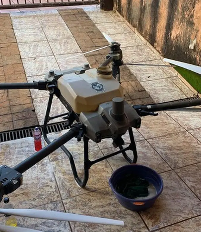 Drone agrícola em Patos de Minas fotografado pelo dono antes do furto, com tanque de calda e quatro braços