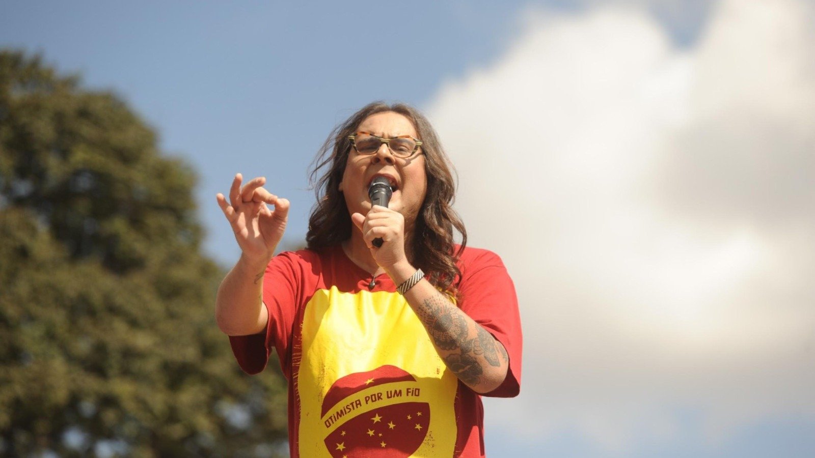 A deputada federal Duda Salabert (PSOL) discursa ao microfone em foto do Estado de Minas