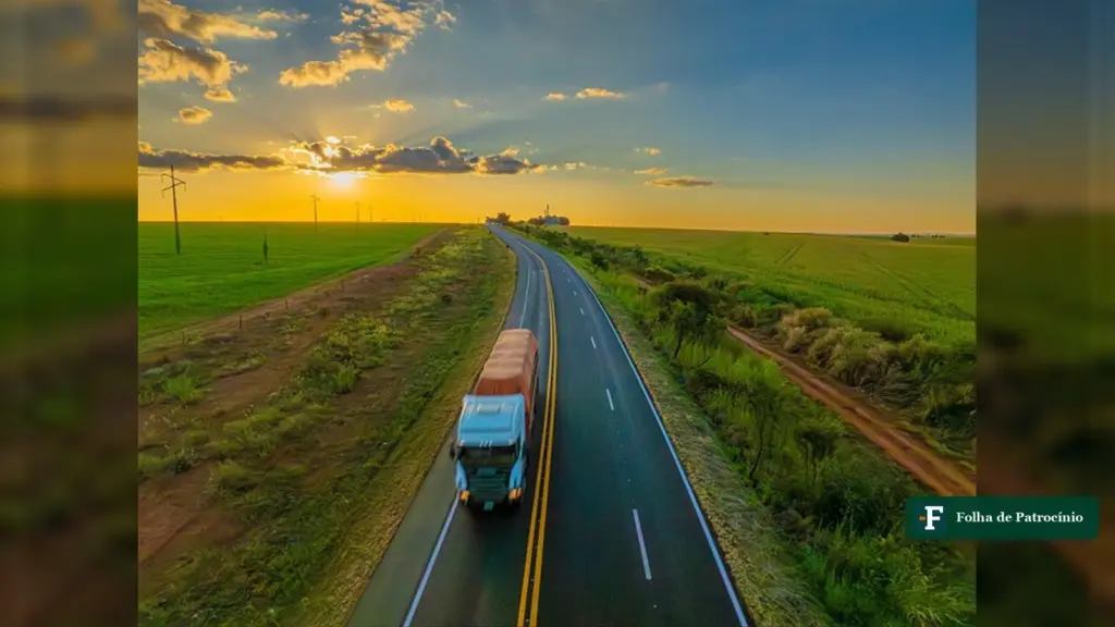 Caminhão trafega em pista simples da rodovia entre lavouras ao pôr do sol, trecho da duplicação da BR-365 em Patrocínio