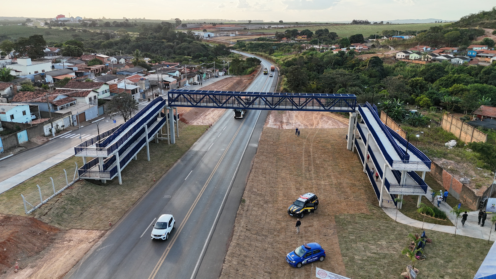 Vista aérea da BR-365 em Patrocínio, com a passarela Elias José Abrão Neto sobre a pista simples, trecho da duplicação da BR-365 em Patrocínio