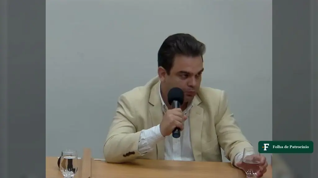 E-mail de Danilo Rezende: o prefeito afastado de Três Marias fala ao microfone, de blazer bege, em depoimento na Câmara Municipal