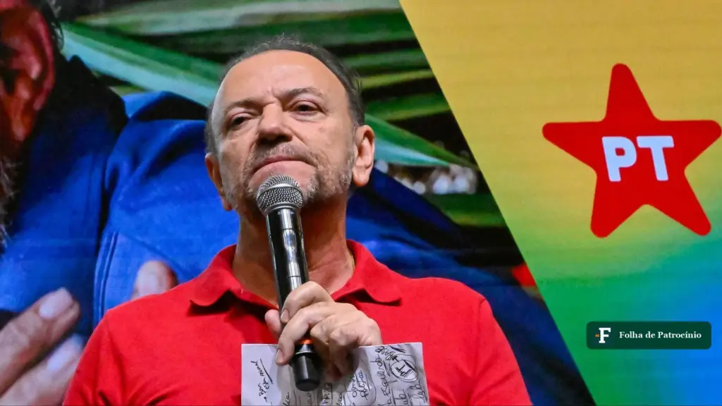 Edinho Silva, presidente do PT, discursa de microfone na mão, em evento do partido em Brasília