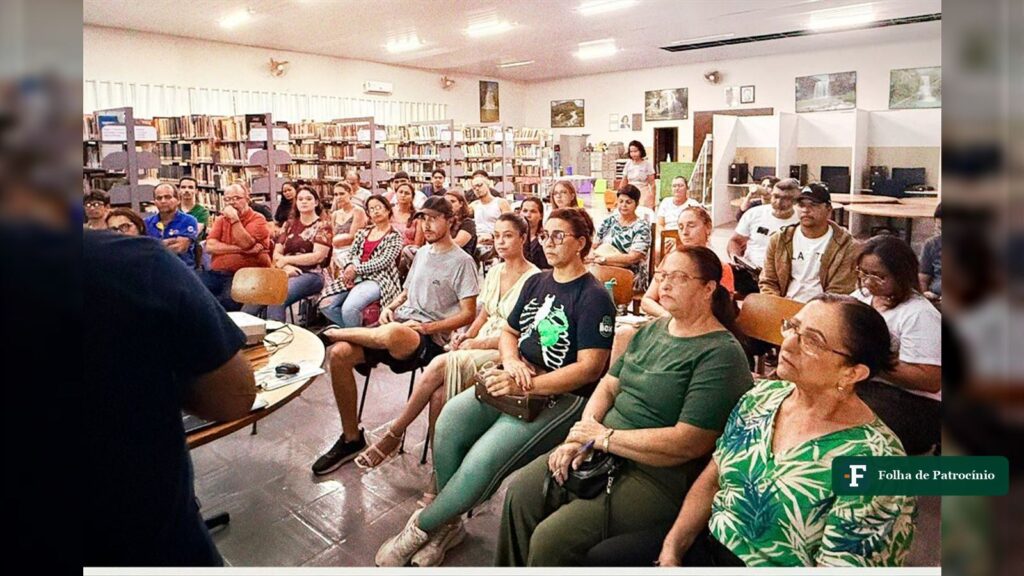 Agentes culturais em capacitação sobre os editais da PNAB numa biblioteca de Patrocínio