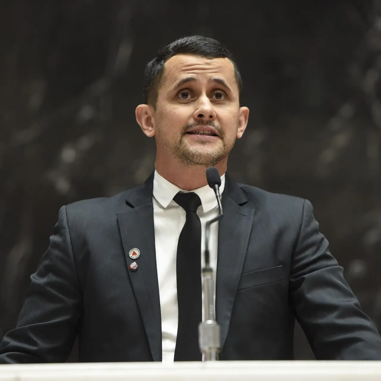 O deputado estadual Eduardo Azevedo, de terno escuro, discursando na tribuna da Assembleia de Minas