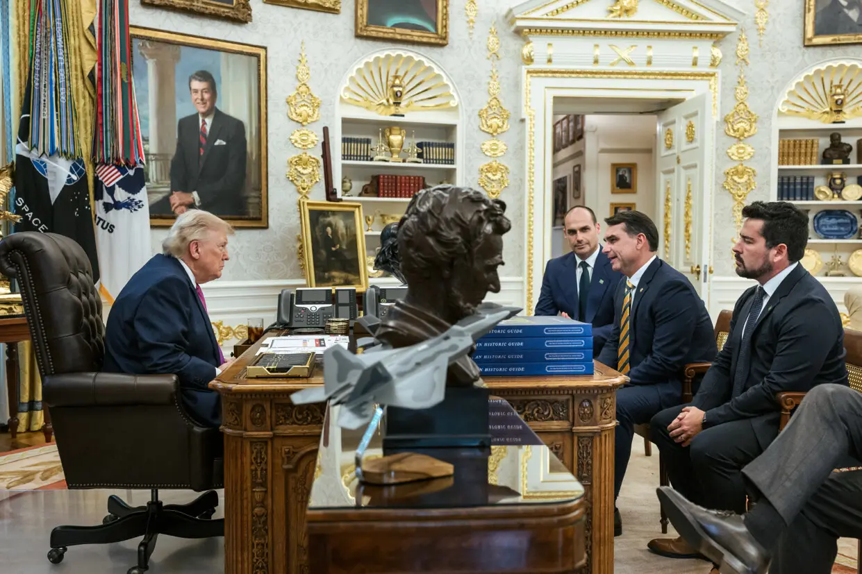 Donald Trump recebe Flávio e Eduardo Bolsonaro no Salão Oval, contexto de Eduardo Bolsonaro e Rubio