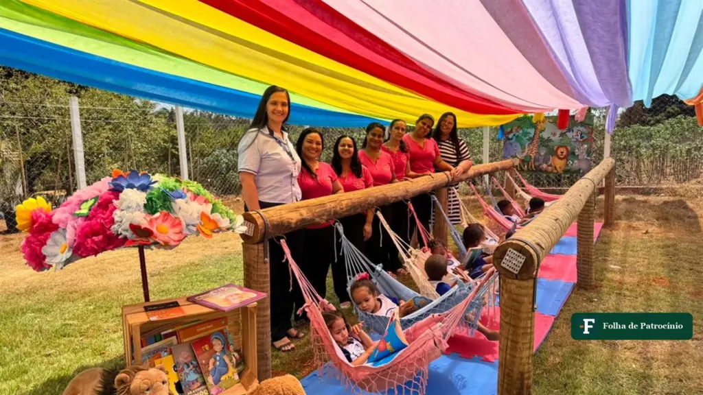 Educadoras e crianças em redes de leitura no CEIM Luiza Pereira da Cunha, unidade da educação infantil em Patrocínio