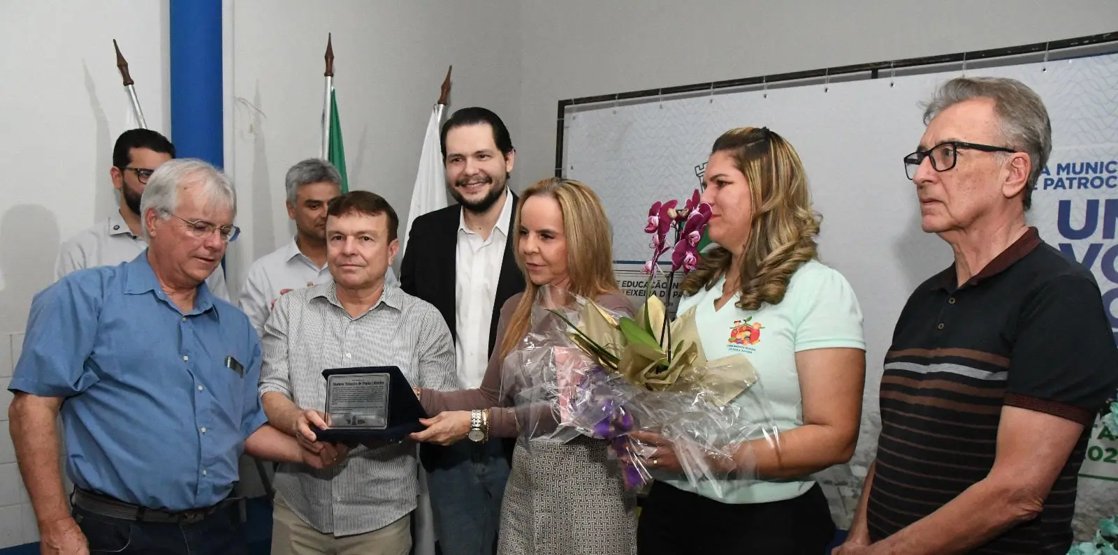 Autoridades e familiares na inauguração do CEIM Marieta Teixeira, unidade da educação infantil em Patrocínio
