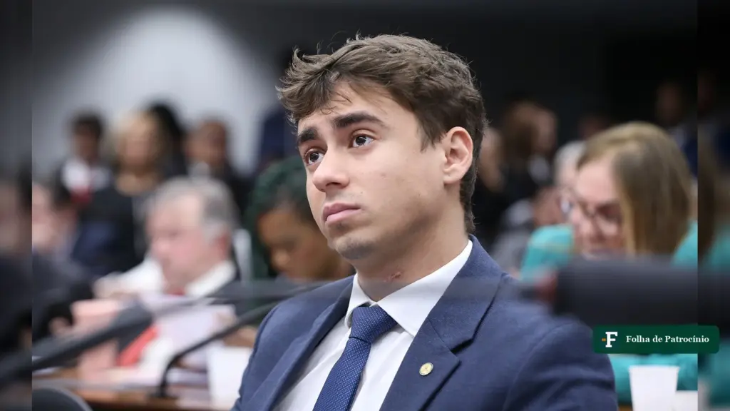 Deputado Nikolas Ferreira sentado em comissão da Câmara dos Deputados, tema do efeito Nikolas em Patrocínio