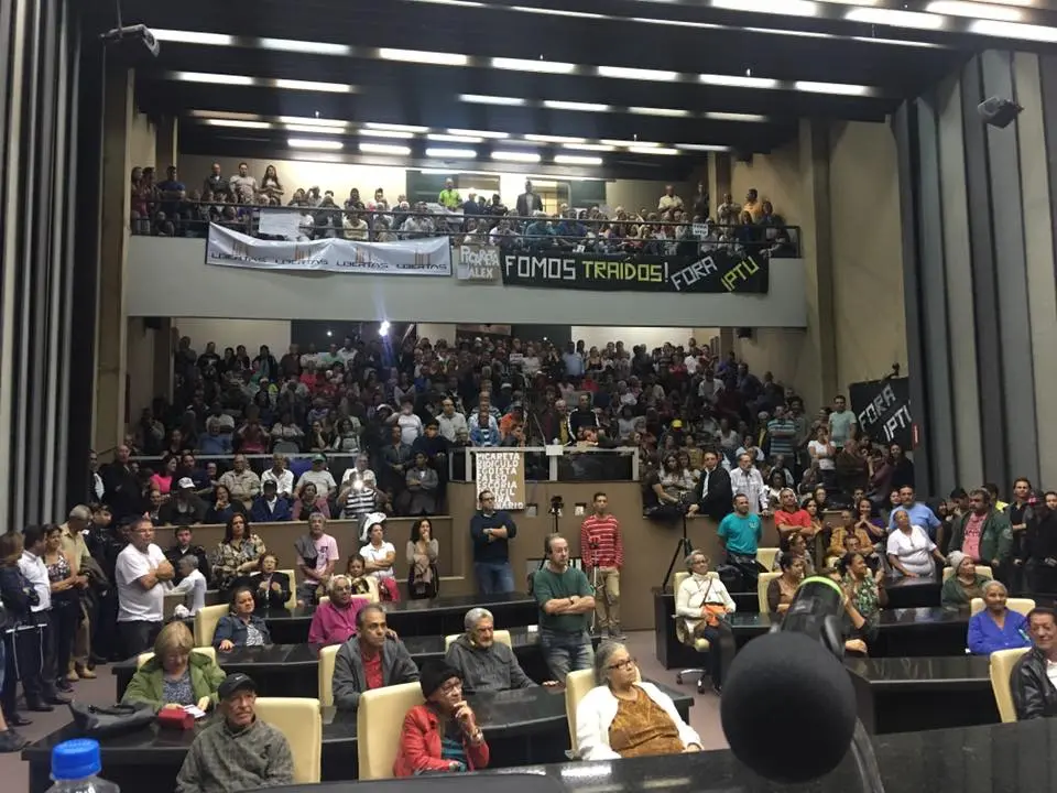 Plenário da Câmara Municipal de Contagem lotado em audiência pública, cidade onde vereadores discutem o efeito Nikolas em Patrocínio e na Grande BH