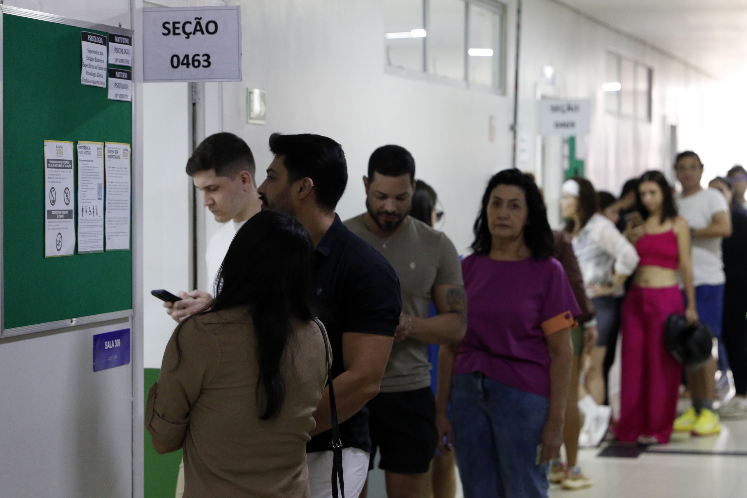 Eleitores na fila de uma seção eleitoral no 1º turno de 2026, imagem que ilustra o segundo turno em Patrocínio