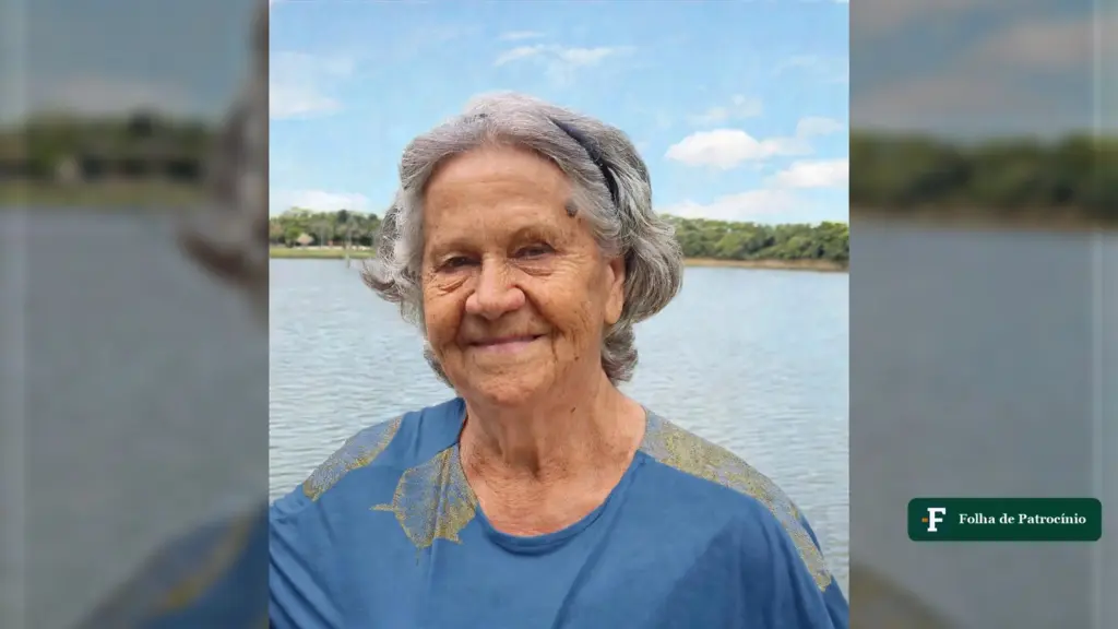 Retrato de Elice Nunes de Ávila, de 76 anos, sorrindo à beira de uma lagoa, em foto divulgada com a nota de falecimento