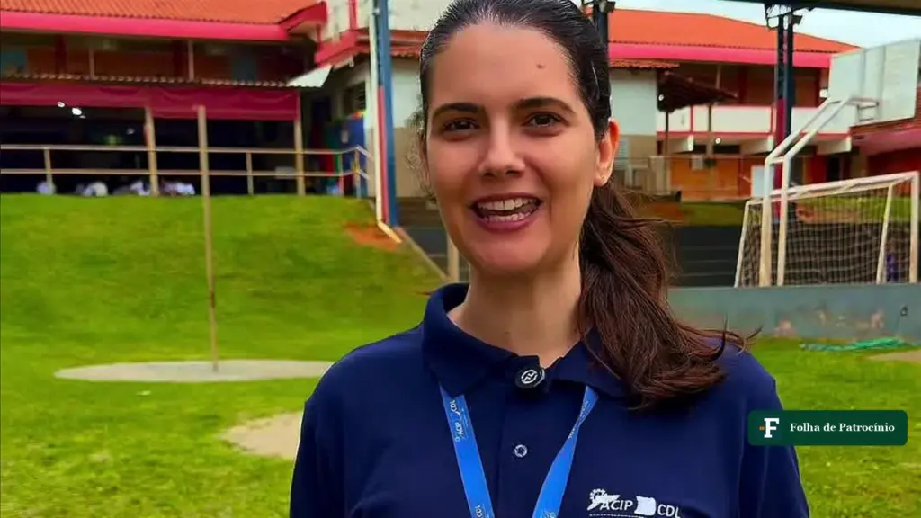 Emprega Mais em Patrocínio: integrante das ACIP/CDL fala em pátio de escola municipal