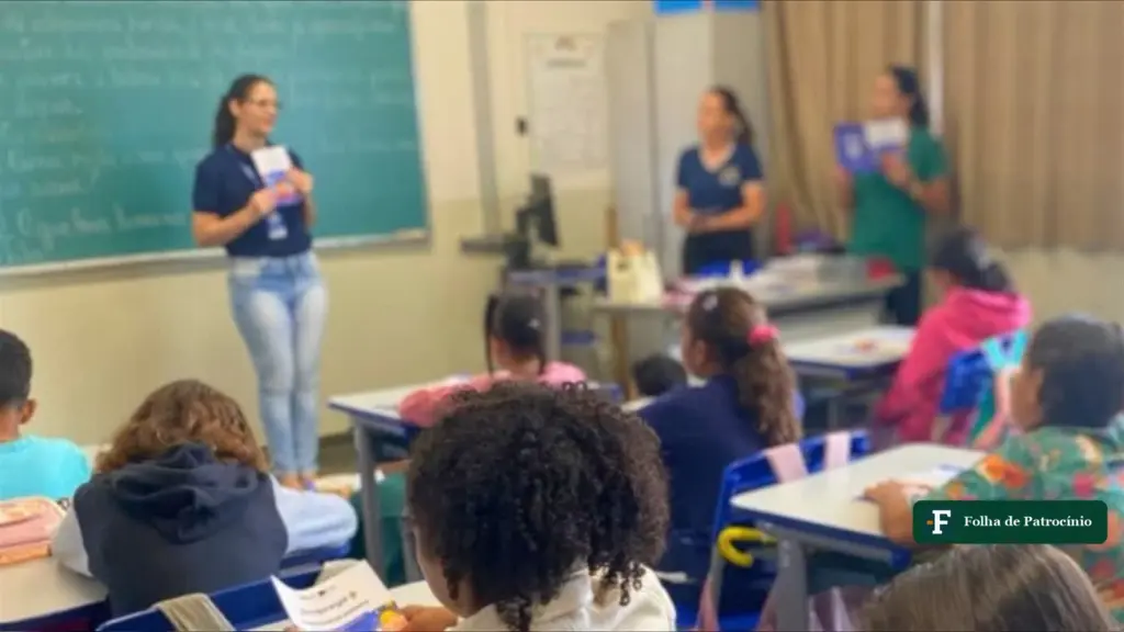 Alunos do 4º ano em sala de aula de Patrocínio durante o Emprega+ nas escolas, da ACIP/CDL