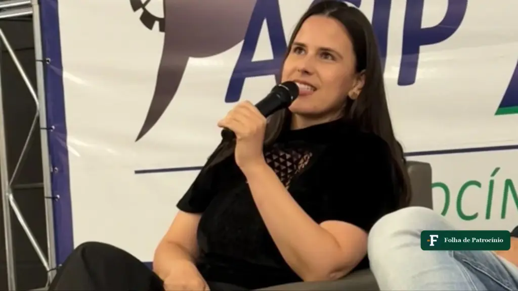 Poliana Almeida fala ao microfone no palco da ACIP/CDL durante o painel Empresas que Inspiram em Patrocínio