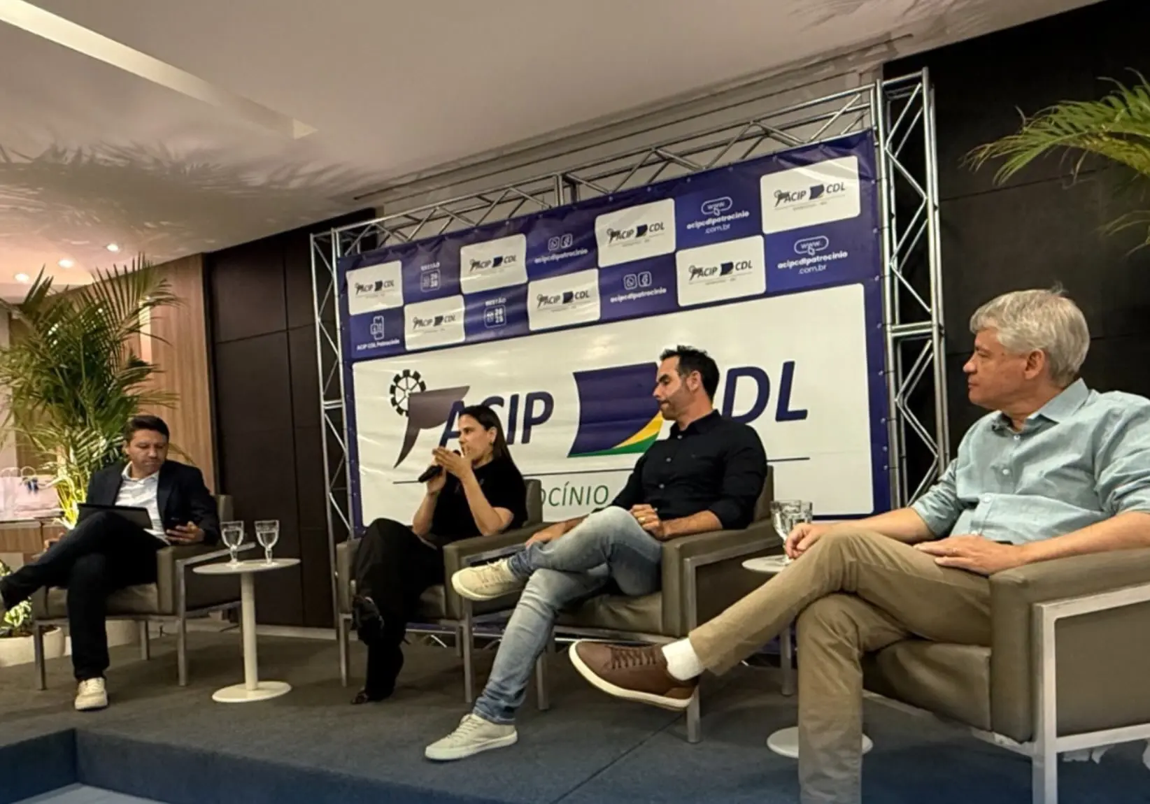 Convidados sentados no palco da sede da ACIP/CDL durante o painel Empresas que Inspiram em Patrocínio