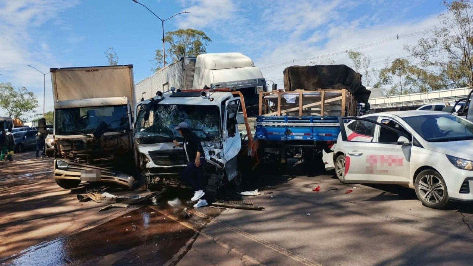 Engavetamento na BR-040 em Nova Lima: cabines destruídas e carro de passeio entre caminhões na pista