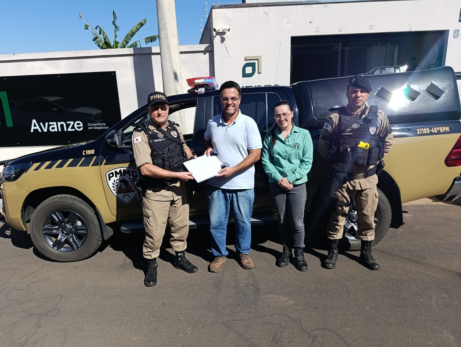 Patrulha Rural em Patrocínio: policiais militares e integrantes do Conselho Rural ao lado de viatura da PM