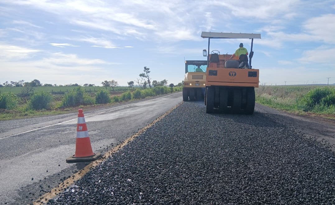 Rolo compactador aplica microrrevestimento em faixa interditada, serviço comum nas obras da EPR Triângulo