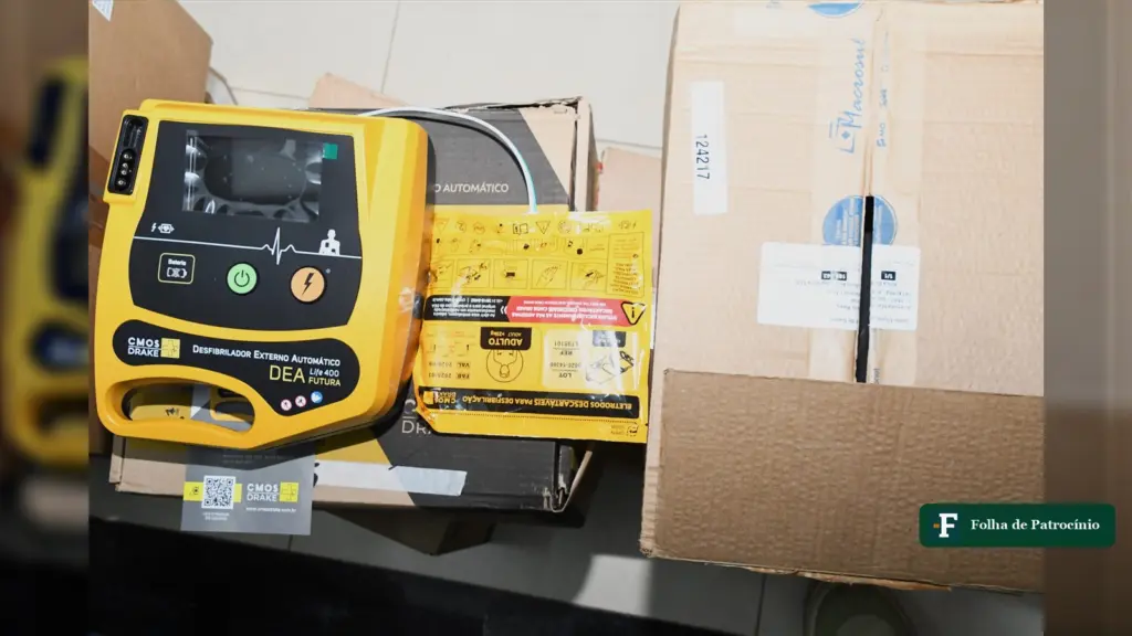 Desfibrilador externo automático amarelo entre caixas no lote de equipamentos de saúde em Patrocínio