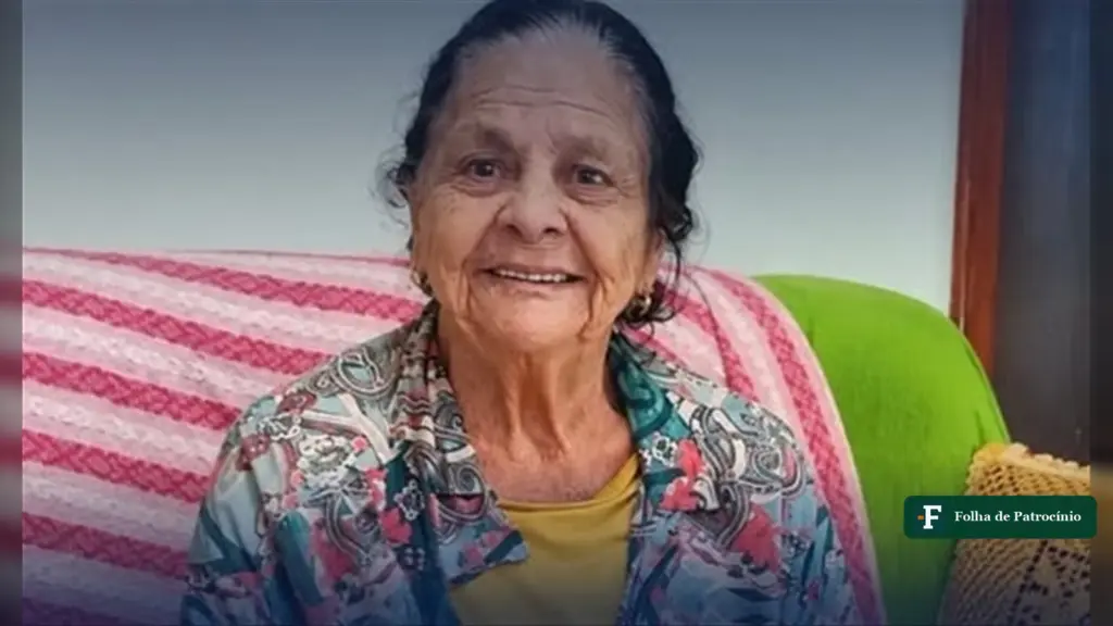 Erci Rosa de Oliveira sorri sentada num sofá, em retrato