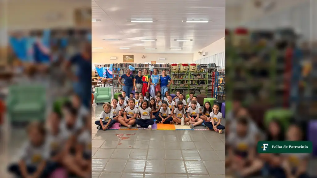 Turma da Escola Municipal João Beraldo reunida com contadoras de histórias e equipe no salão da Biblioteca Pública Municipal de Patrocínio
