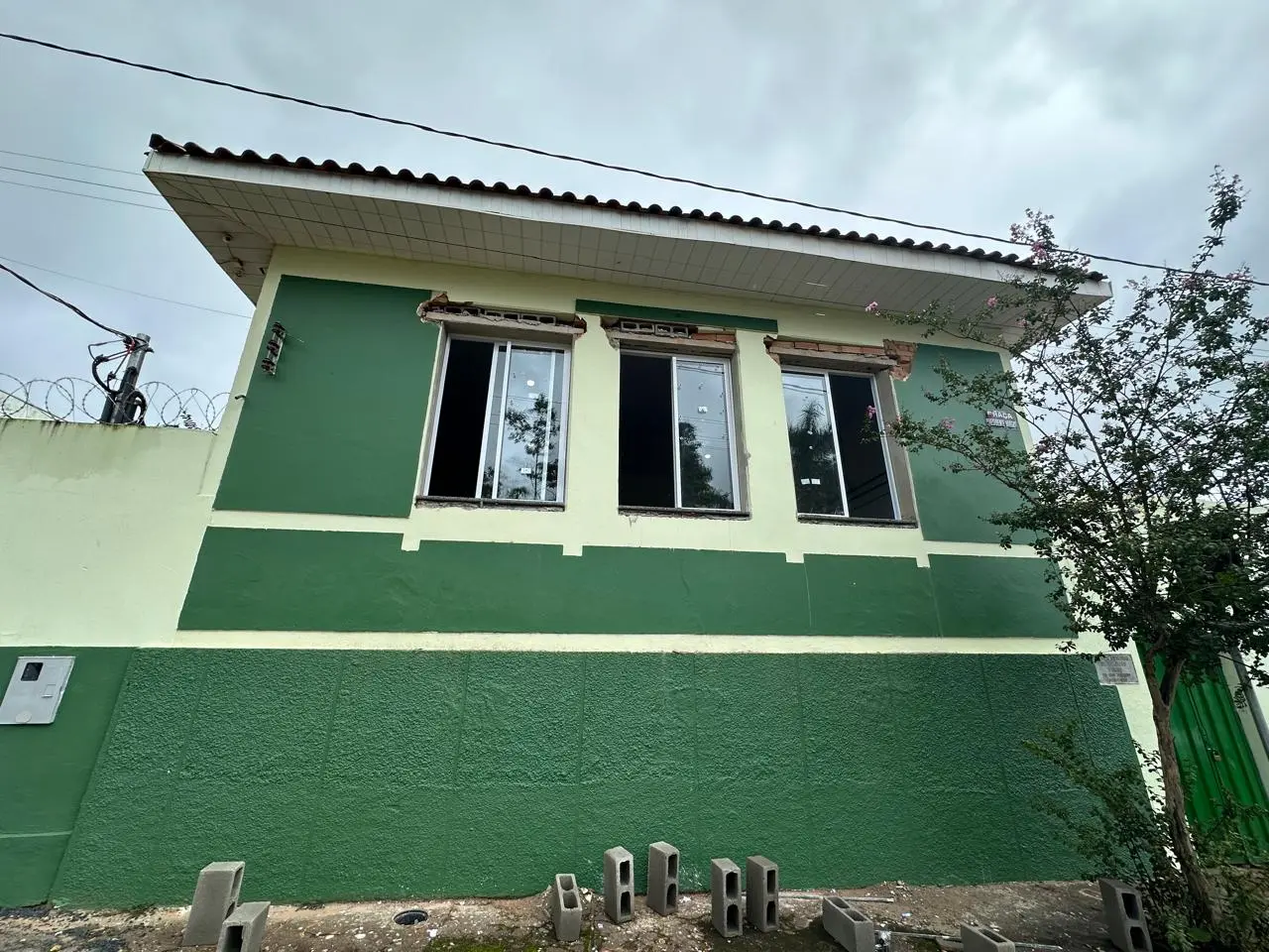 Fachada da Escola Padre João Balker, em Perdizes, com pintura nova em verde e creme e janelas de alumínio recém-instaladas