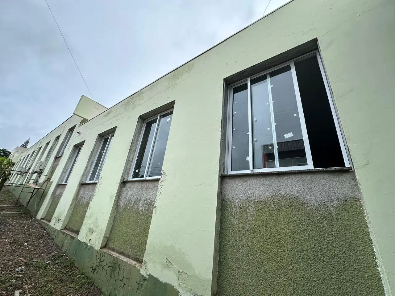 Lateral da Escola Padre João Balker com janelas novas de alumínio e reboco ainda sem a pintura nova