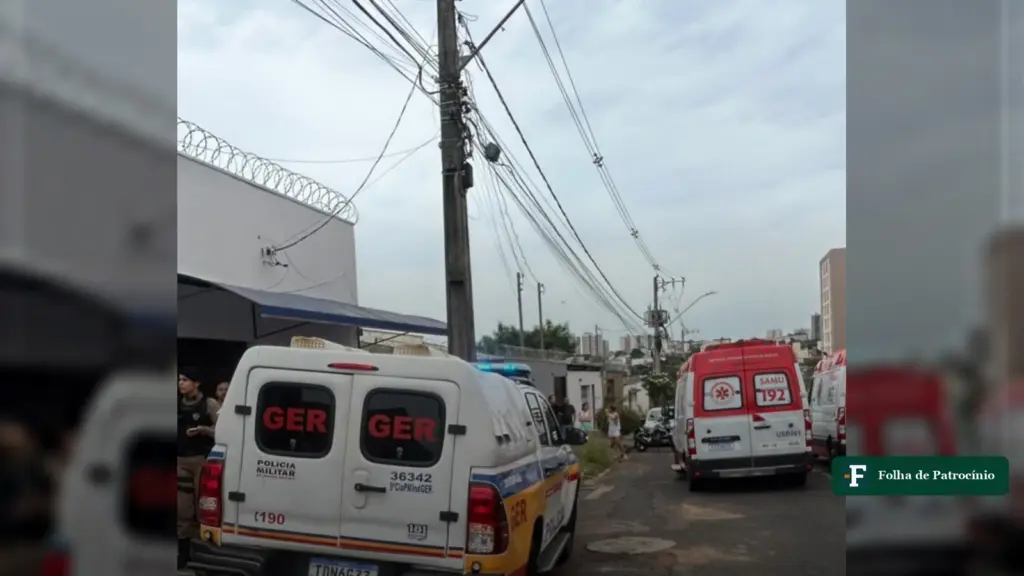Viaturas da Polícia Militar e do Samu em rua de Uberlândia após a ocorrência com o suspeito de esfaquear os avós