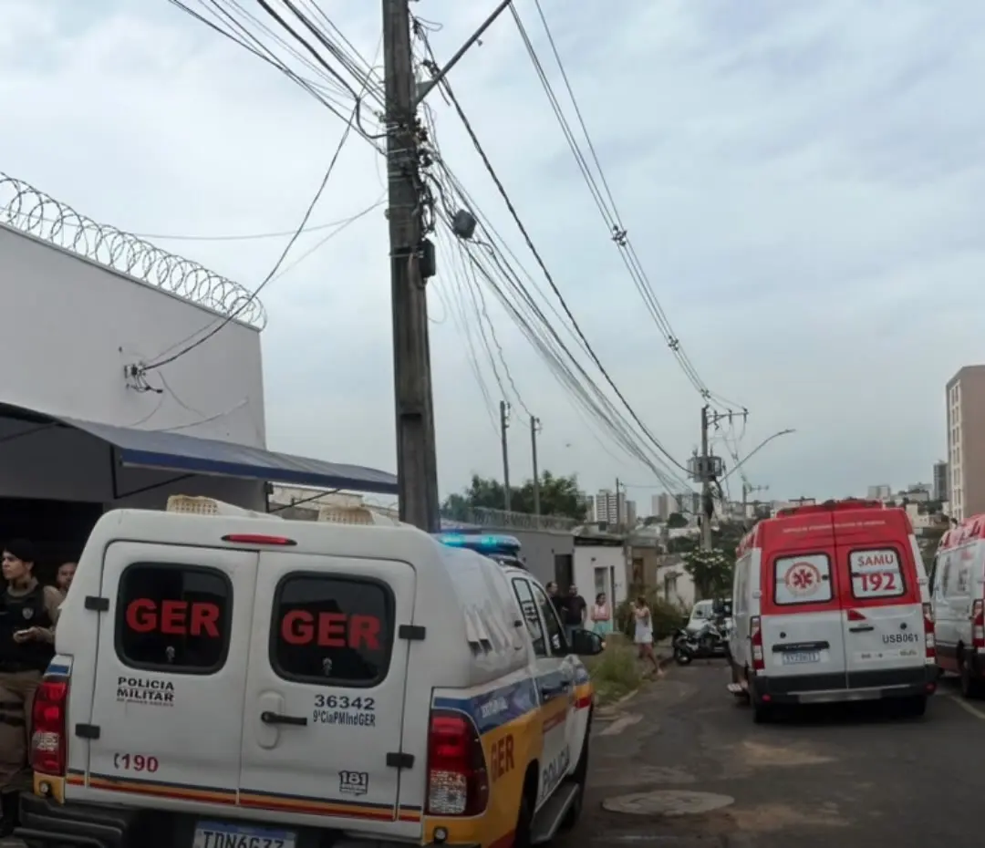 Viatura da PM e ambulância do Samu no local onde o suspeito de esfaquear os avós foi preso, em Uberlândia