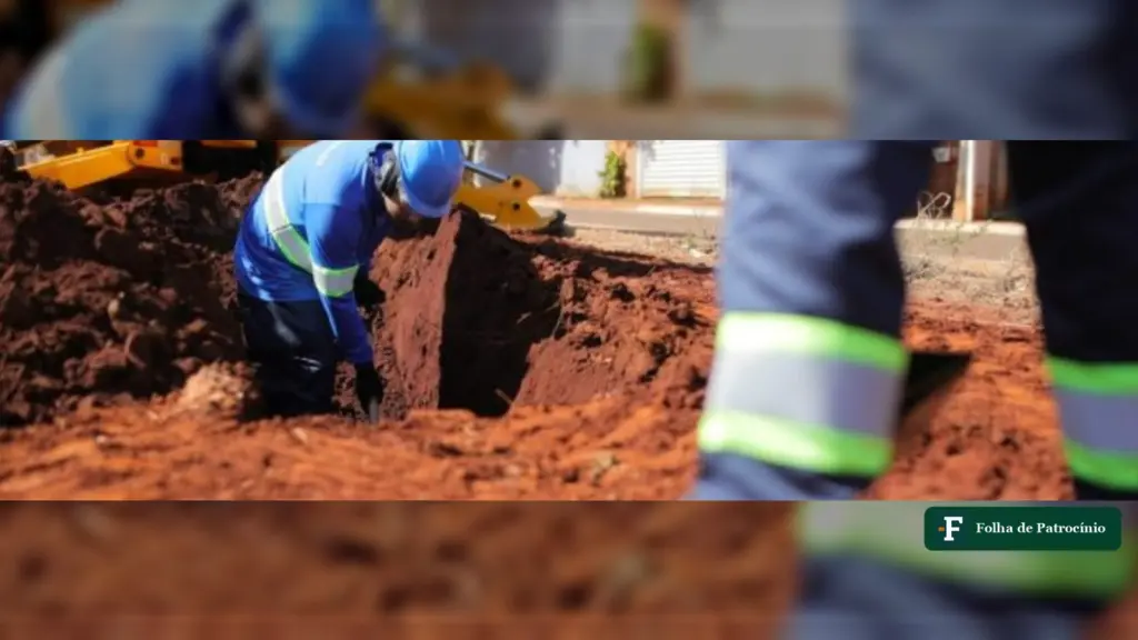 Equipe do DAEPA escava vala para ampliar poço de visita do esgoto na Rua Cassimiro Santos, em Patrocínio