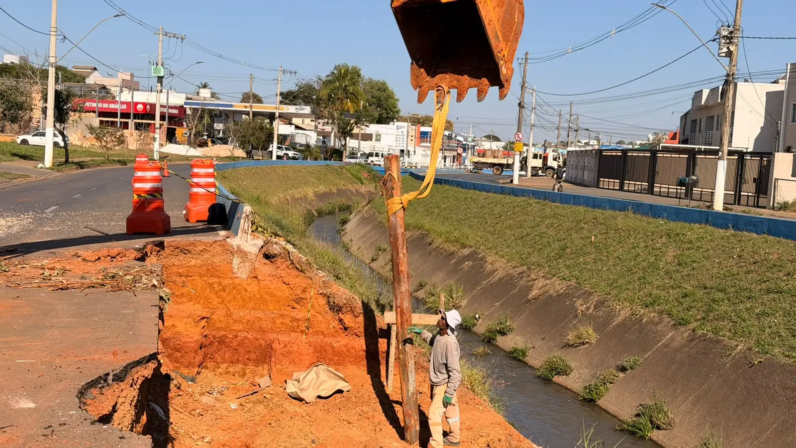 Obra do pontilhão no cruzamento da Rua Cassimiro Santos com a Avenida José Amando de Queiroz, em Patrocínio