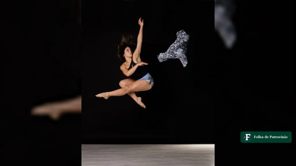 Bailarina do estúdio que monta o espetáculo Cinderella em Patrocínio salta em ensaio fotográfico sobre fundo preto