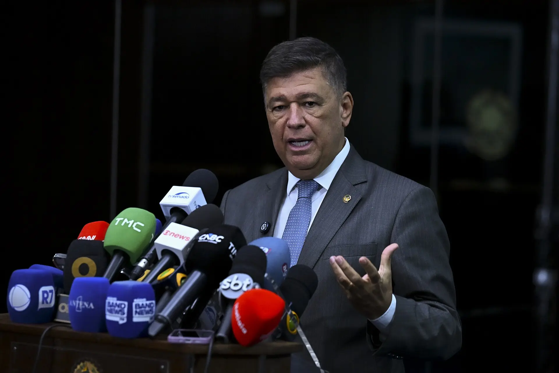 Senador Carlos Viana fala à imprensa no Senado; ele acusa Lula de estelionato eleitoral