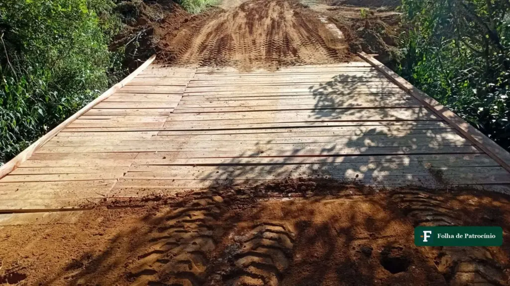 Estradas rurais de Patrocínio: ponte de madeira em obra, com terra solta sobre as tábuas e marcas de pneu