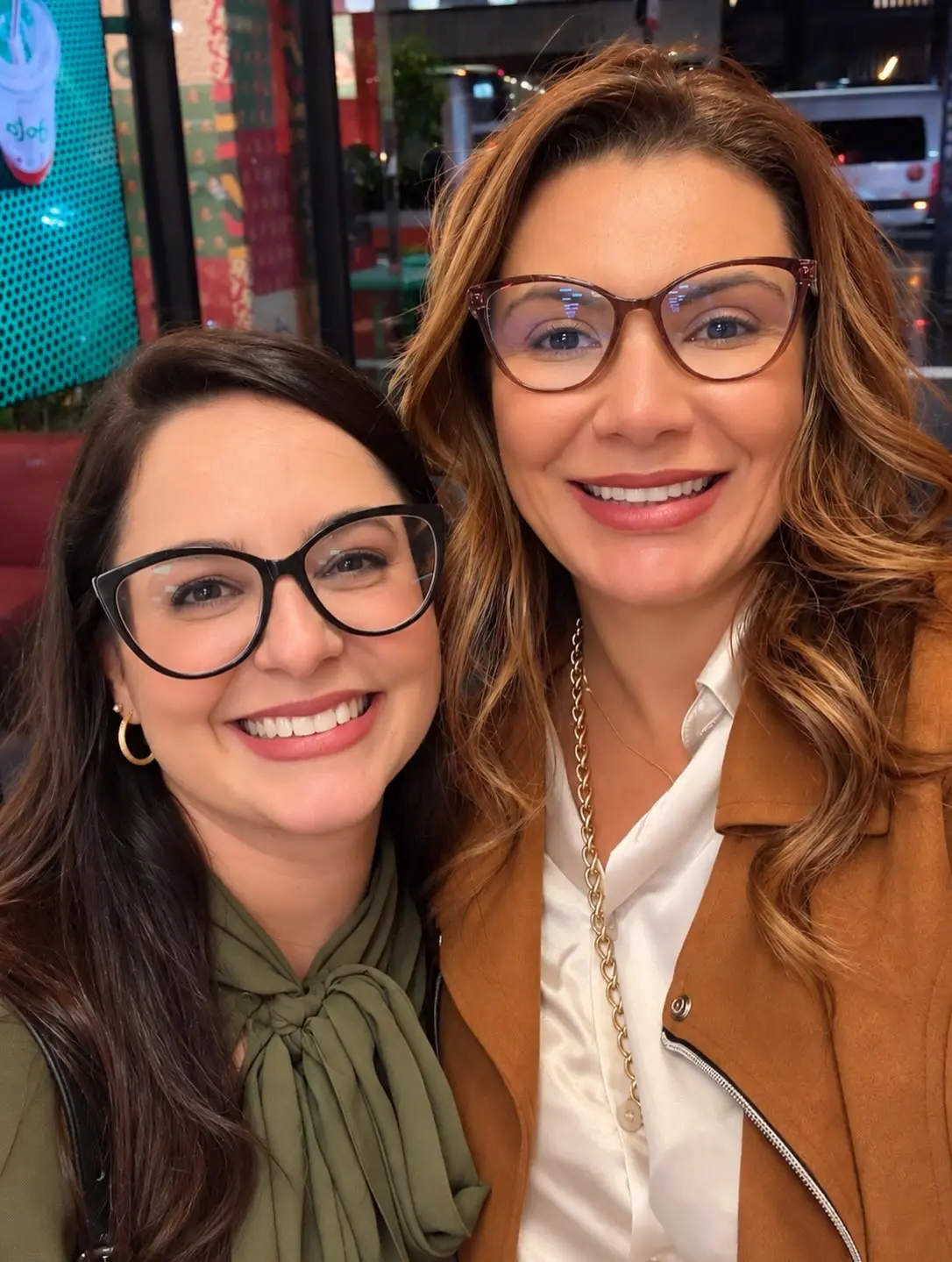 Riv Melo, coautora do livro Estrategistas da Comunicação, sorri em foto com uma amiga