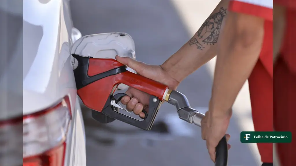 Frentista abastece carro com gasolina, que agora leva 32% de etanol na gasolina comum