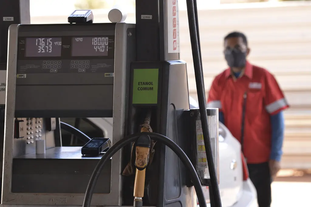 Bomba de posto com etanol comum, combustível que agora é 32% do etanol na gasolina