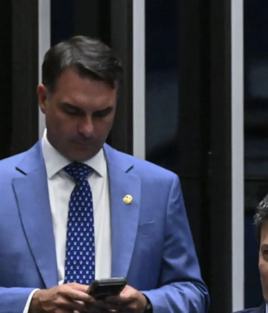 Flávio Bolsonaro de terno azul no plenário do Senado, candidato que ex-presidentes apoiam