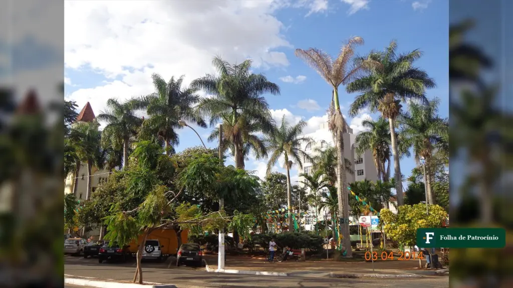 Praça da Matriz, em Patrocínio, com palmeiras e árvores