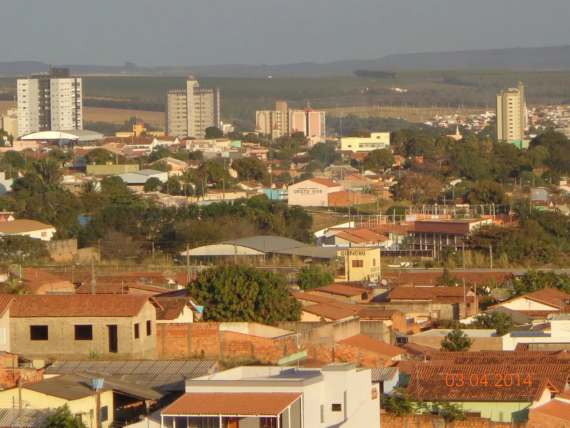 Vista do centro de Patrocínio, com prédios e casas